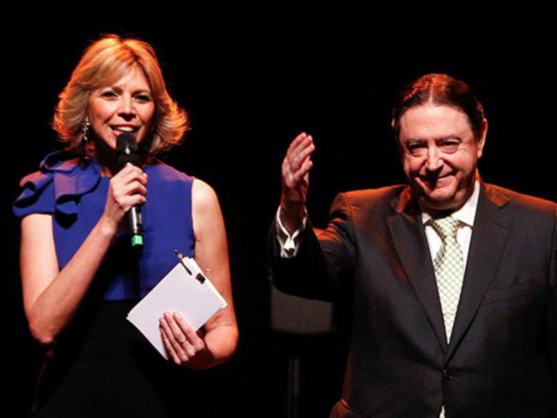 Marina Bernal presentó en el Teatro de la Maestanza el Homenaje al "Raya" a quien el alcalde de Sevilla, Juan Espadas,  entregó el Giraldillo.