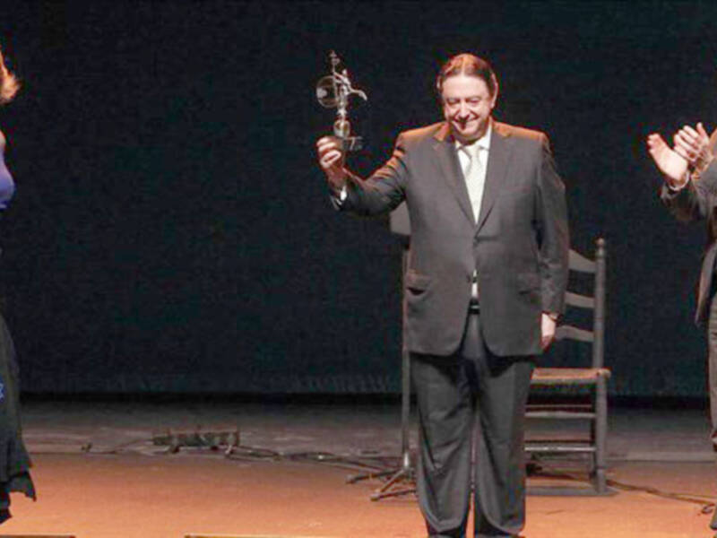 El cantaor Antonio González 'El Raya' recibe en el Maestranza un homenaje por sus 50 años de trayectoria
