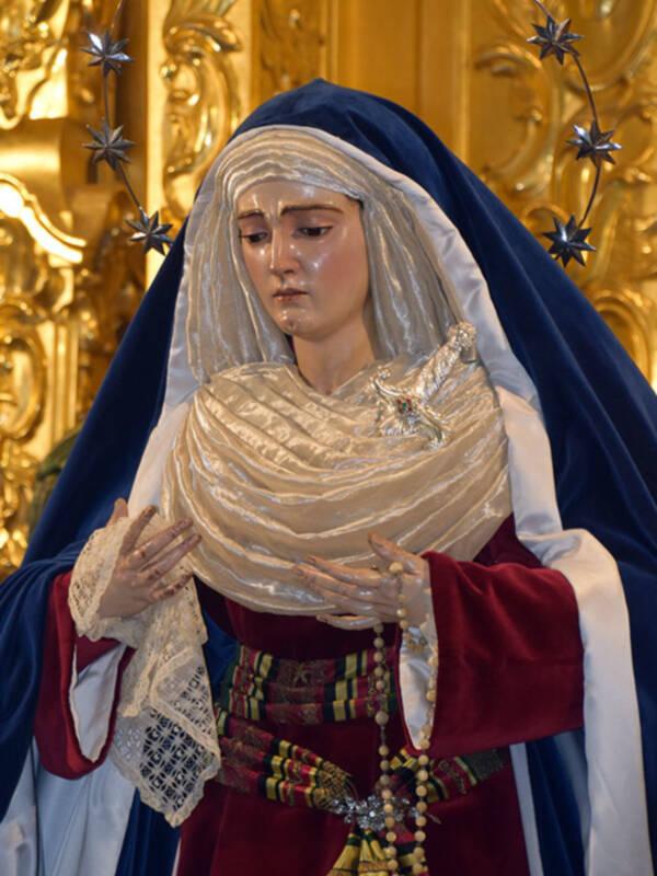 En cuaresma la virgen de las Angustias se vistió de Hebrea.