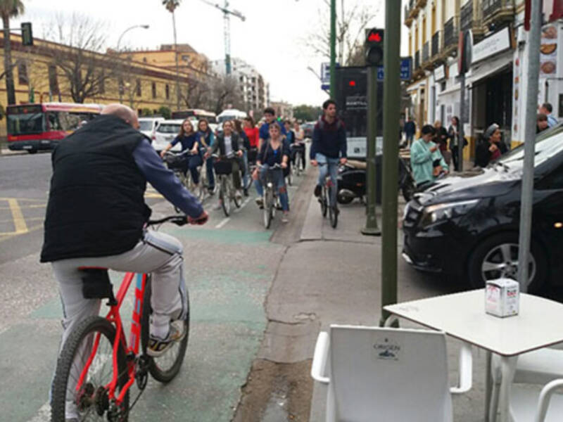 Saturación del tráfico de bicicletas en algunos puntos del carril bici a horas punta