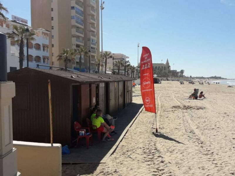 Chipiona ha abierto hoy sus playas para atender la afluencia de visitantes en Semana Santa