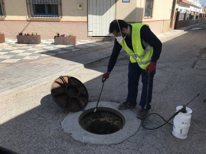 El Ayuntamiento de Chipiona ha comenzado hoy la primera de las dos campañas anuales de desinsectación y desratización