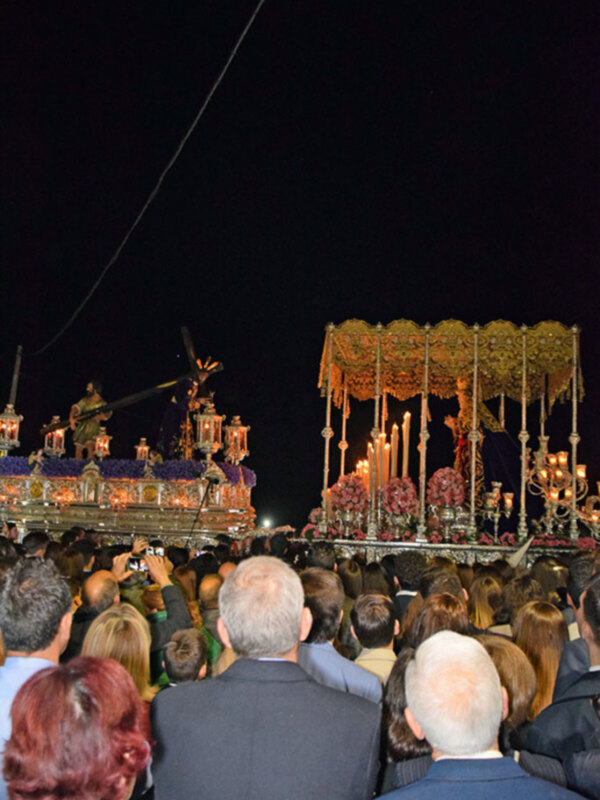 Todo un pueblo a los pies del Nazareno de Alcalá del Río