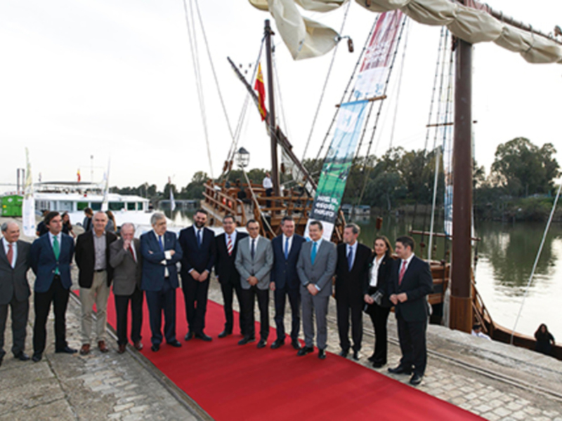La réplica de la Santa María reivindica el protagonismo histórico de Huelva en su primera escala en Sevilla
