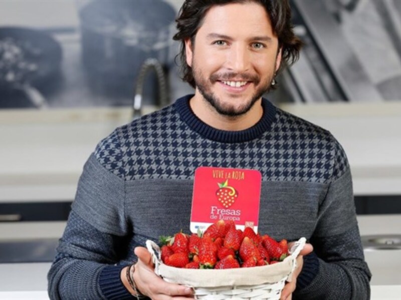 El cantante onubense es el embajador de la campaña de promoción ‘Fresas de Europa