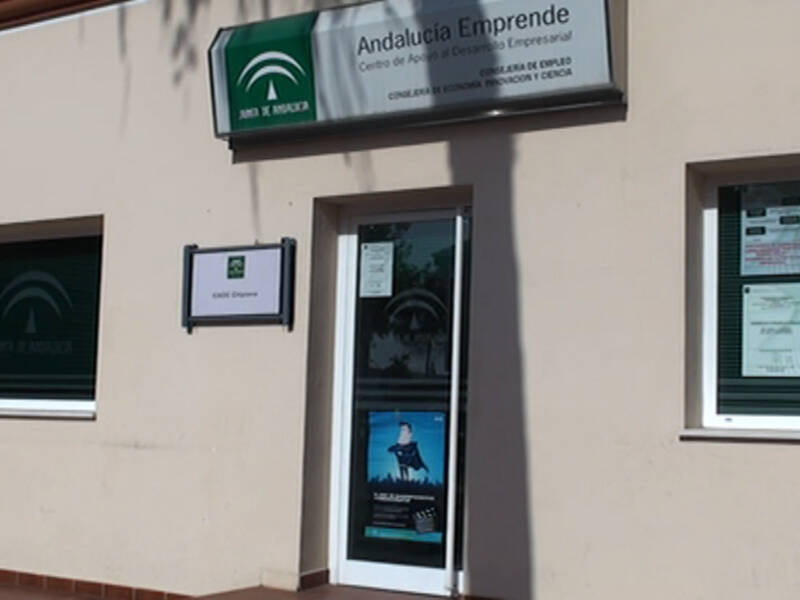 El CADE de Chipiona asesora en la solicitud de las subvenciones EMPRENTUR para nuevas empresas en el ámbito turístico