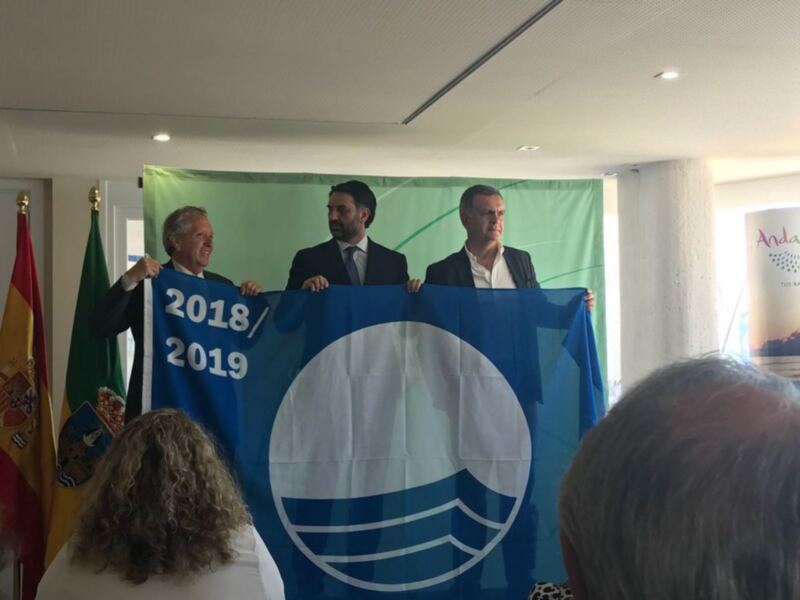 El delegado de Playas recibe las Banderas Azules que ondearán en el litoral de Chipiona