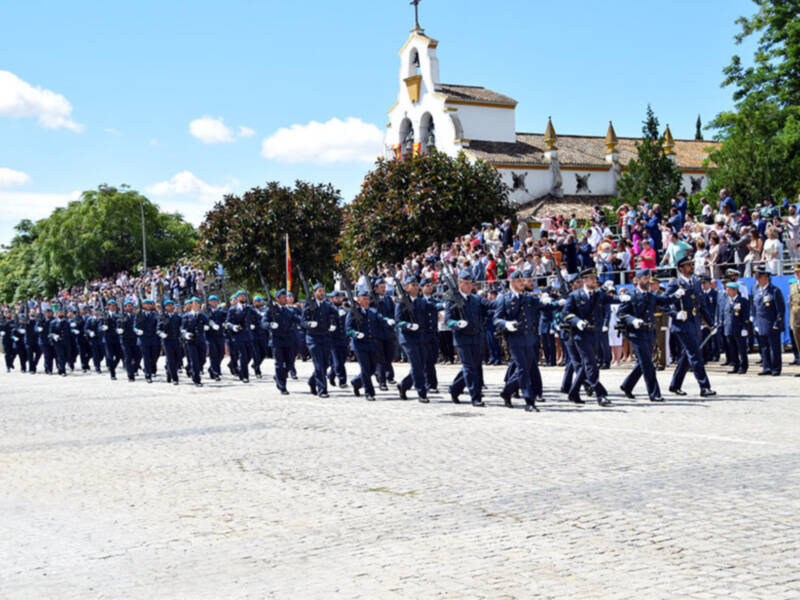 Así ha sido la jura de Bandera del personal civil en el Acuartelamiento de Tablada.