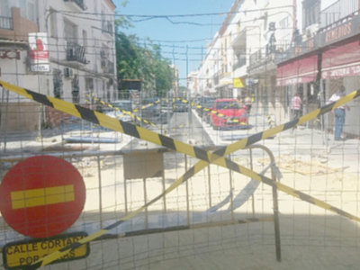 Sigue cerrado al tráfico un tramo de la calle Niebla aunque se puede estacionar