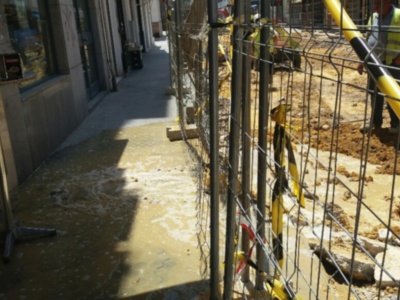 Fuga de agua en la obra de EMASESA en la calle Niebla