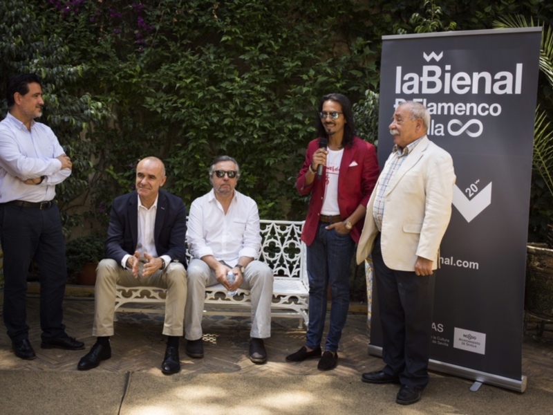 El Palacio de las Dueñas acoge el encuentro entre el pregonero de la Bienal, el escritor y poeta Felipe Benítez Reyes