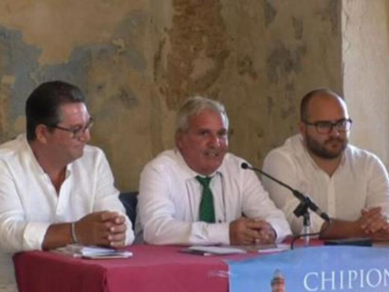 Sebastián Tirado presenta su nuevo libro 'Chipiona, Paraíso Natural' que recorre la localidad, sus monumentos, fiestas y tradiciones