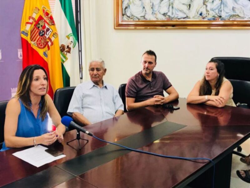 Isabel Jurado recibe a las niñas saharauis que este año pasan el verano con familias de Chipiona gracias al programa Vacaciones en Paz