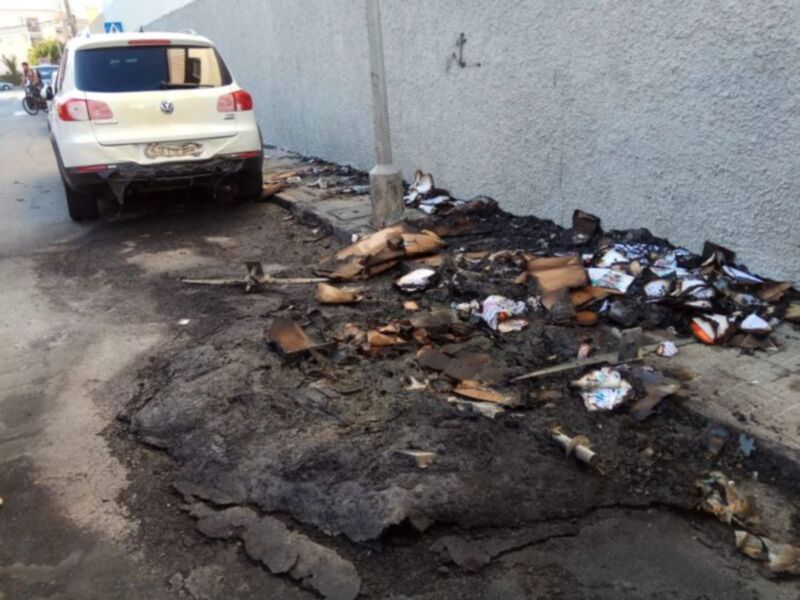 Un nuevo incendio de un contenedor acaba destruyéndolo y afectando a un vehículo próximo