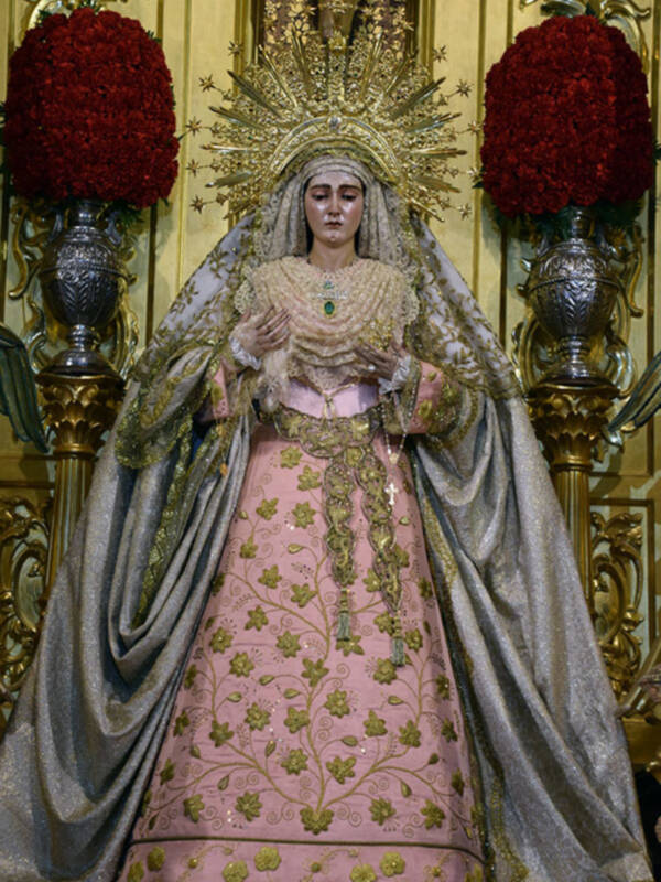La imagen de la Virgen  de las Angustias Coronada de Alcalá del Río vestida en tiempo ordinario.
