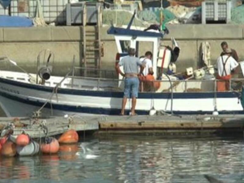La flota chipionera se suma a la limpieza de la basura marina
