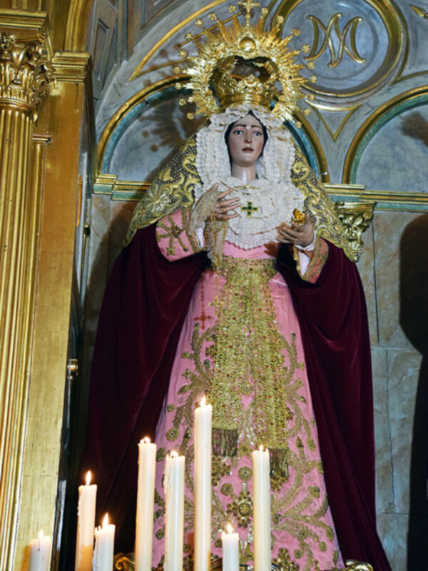 La Virgen  de la Esperanza Ilipense vestida en tiempo estival.