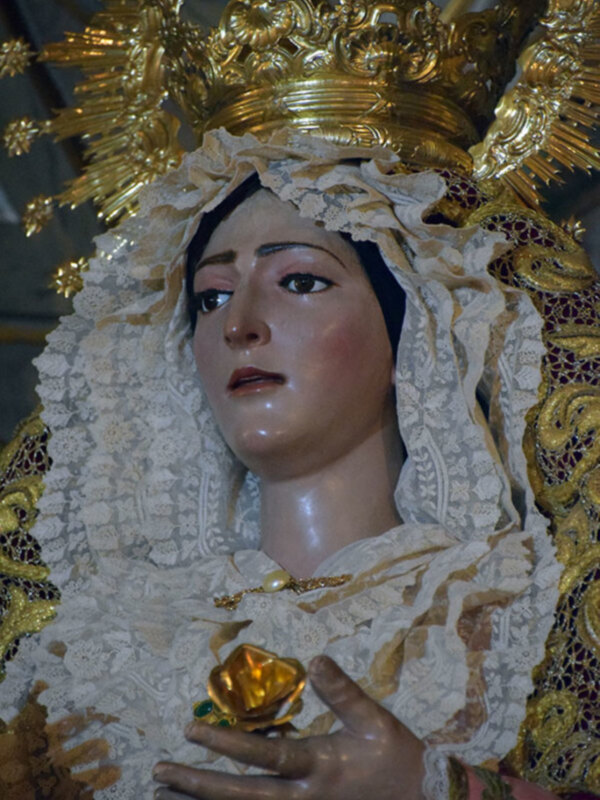 La Virgen de la Esperanza de la Hermandad de los Pescadores  de Alcalá del Río vestida  para el tiempo estival.