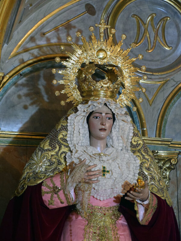 La titular mariana de la Hermandad de Jesús Ilipense vestida por  Francisco Ruiz Muñoz