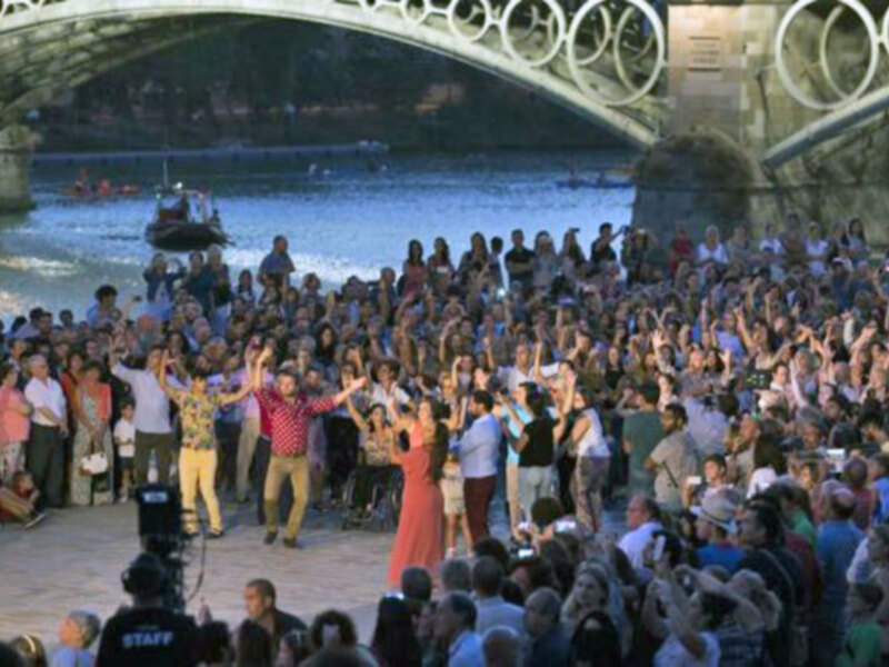 Y comenzó la XX Bienal con su fiesta en Triana.
