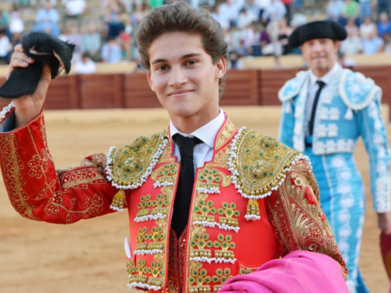 Manolo Vázquez deja muy buena impresión en su debut con picadores en Osuna