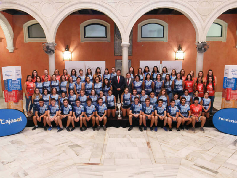 La Fundación Cajasol renueva su compromiso con el Club Agrupación de Voleibol Esquimo para la temporada 2018/19