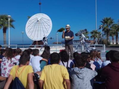 Escolares de Chipiona participan en una actividad de observación solar con el Aula del Cielo