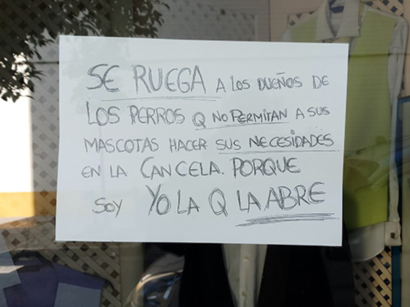 Mensaje de la propietaria de un comercio en Los Remedios a los propietarios de perros