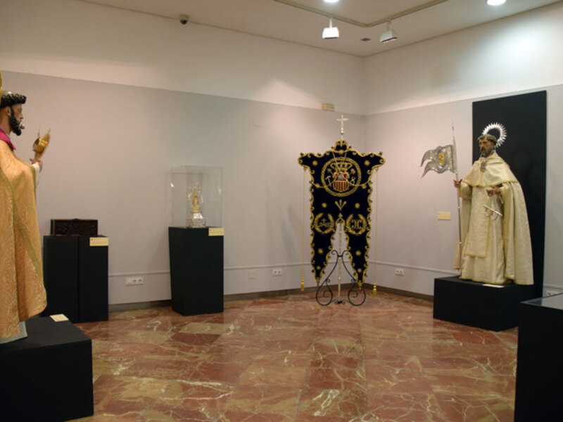 La exposición de la Orden de la Orden de la Merced  está compuesta de medio centenar de piezas de diferentes bellas artes.