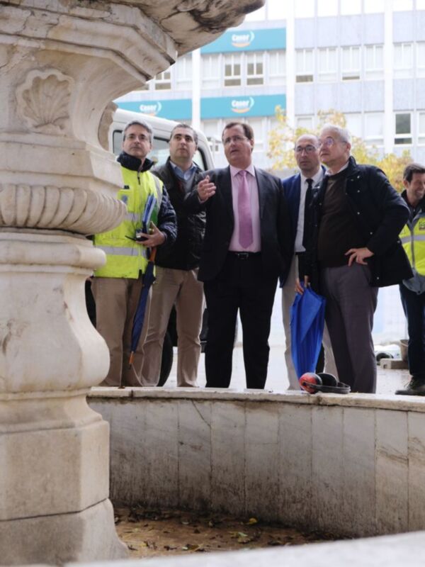 El Ayuntamiento inicia el desmontaje de la fuente de la Encarnación para su restauración