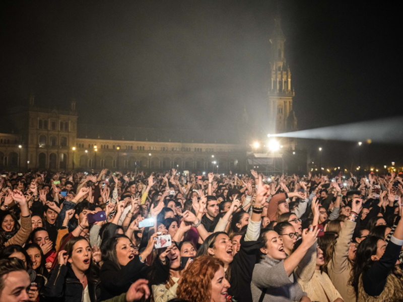 18.000 personas llenan la Plaza de España con motivo del concierto de Manuel Carrasco “La Cruz del Mapa”