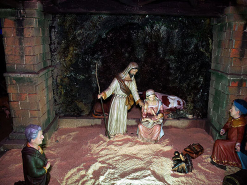 La Hermandad de la Vera-cruz Ilipense realiza la representación del Nacimiento del Hijo de Dios.