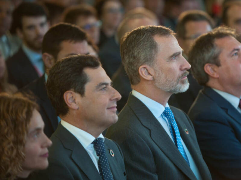 El Rey y el alcalde de Sevilla ofician el inicio de la conmemoración de la primera vuelta al mundo desde el II Foro de Gobiernos Locales