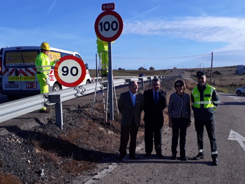 El subdelegado del Gobierno asiste al cambio de la última señal de 100 km/h por la de 90 km/h,