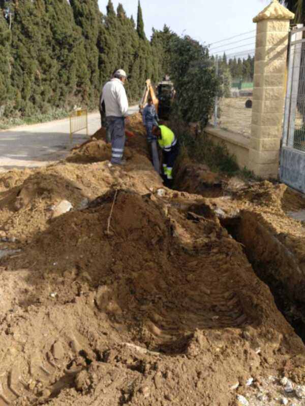 El Ayuntamiento de Chipiona realiza obras en el camino de Los Rizos para eliminar puntos de encharcamiento
