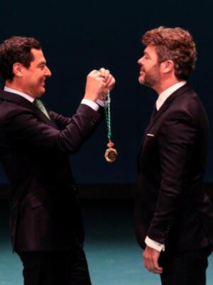 Pablo Heras Casado granadino, recibió la medalla de Andalucía pero no estuvo acompañad ado su mujer Anne Igartiburu.