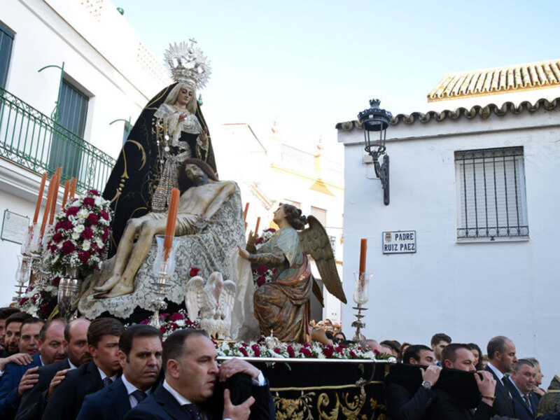 Procesión de los titulares de la Hermandad de la Soledad a la Iglesia Parroquial de Alcalá del Río por obra en su sede penitencial.