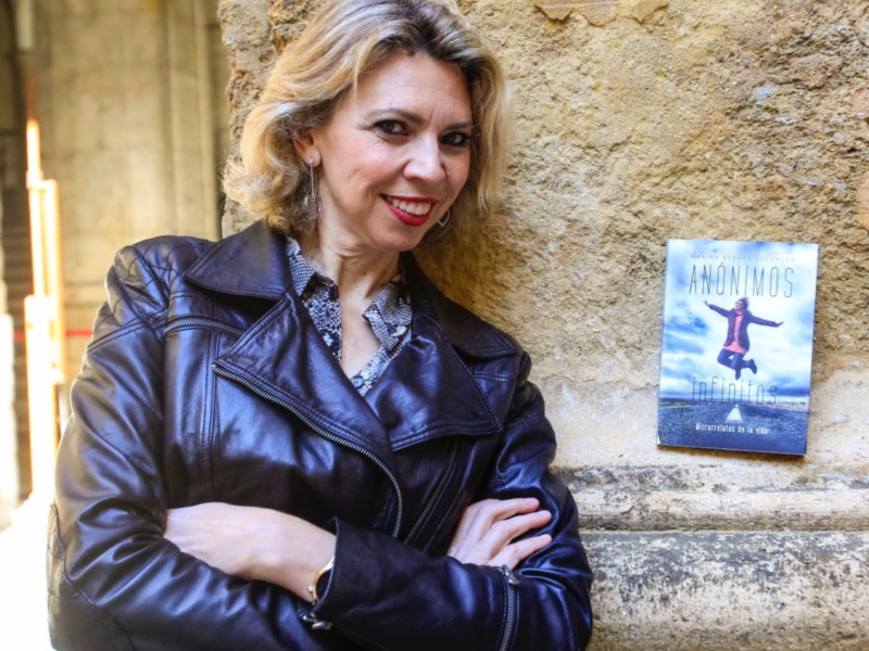 Marina Bernal firmo ejemplares de Anónimos Infinitos en Feria del libro de Tomares  en la botica de los lectores