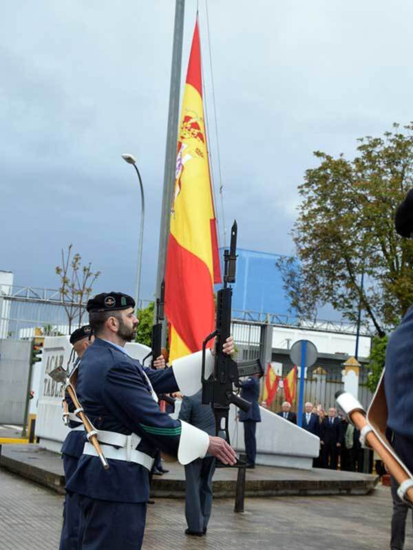 Solemne acto de izado de bandera en reconocimiento al sector turístico de Sevilla.