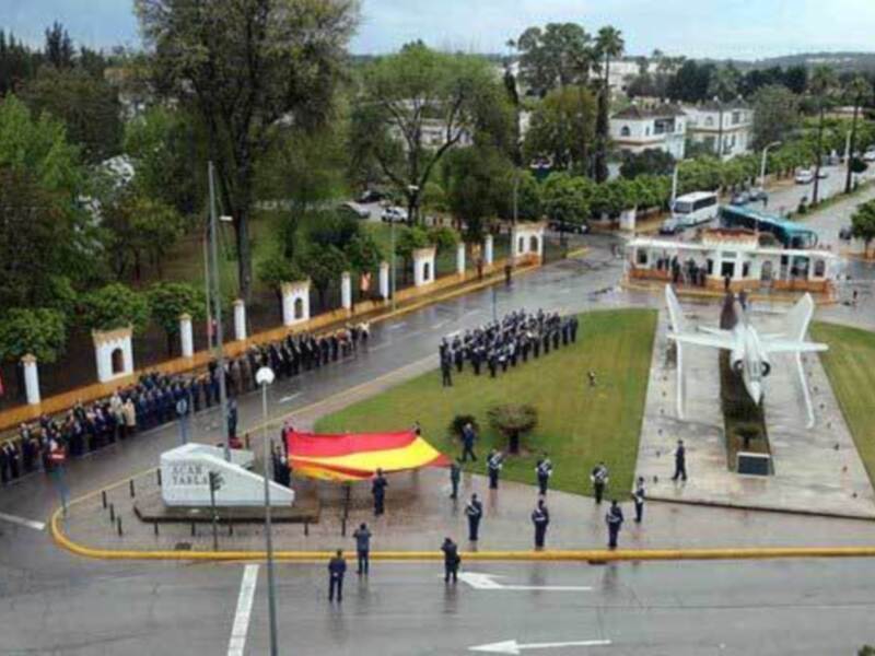 Los empresarios del sector turístico de Sevilla izaron la bandera española.