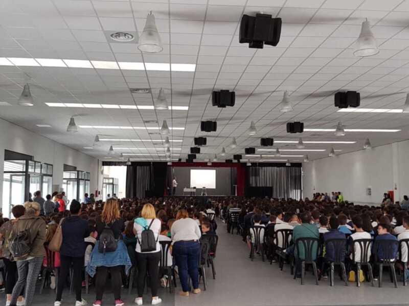 Cerca de mil personas asistieron a la charla de Pedro García Aguado sobre prevención en las relaciones afectivas insanas entre jóvenes