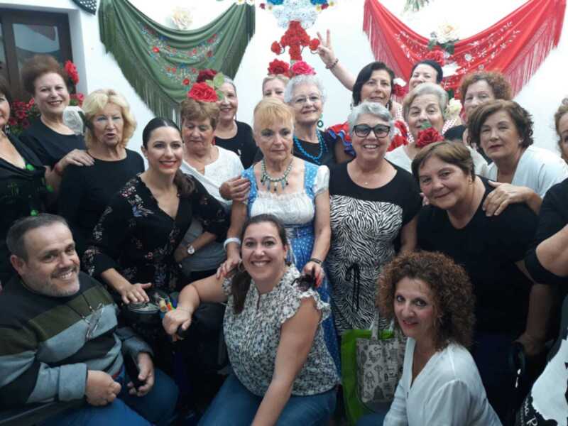 Los usuarios del centro de mayores de Chipiona celebran la fiesta de la cruz de mayo con concurso de bailes por sevillanas y una convivencia