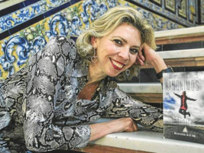 La periodista Clara Guzman presento "Anónimos infinitos" en la Casa de Ceuta