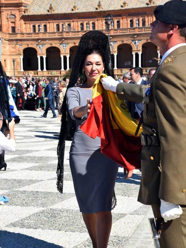 Con una parada militar en la Jura de Bandera civil en Sevilla.