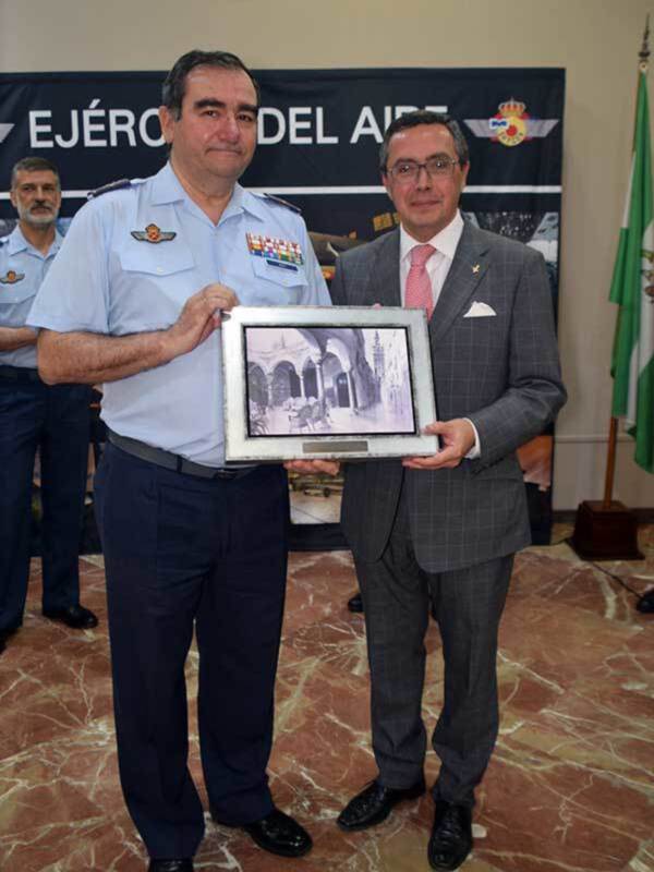 El Ejército del Aire aterriza en el Círculo Mercantil hispalense.