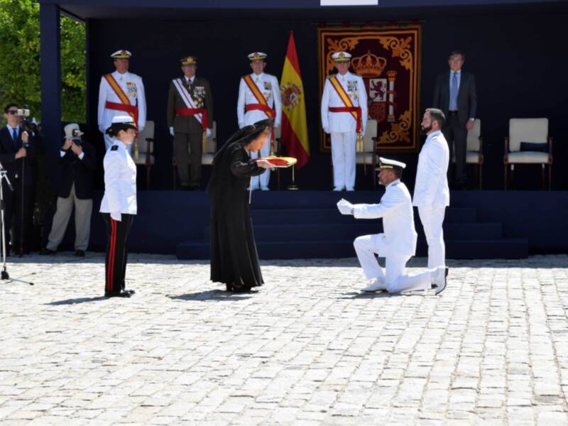 La esposa del teniente hermano mayor de la Real Maestranza de Caballería madrina de la entrega de la Bandera de Combate al Buque “Audaz"