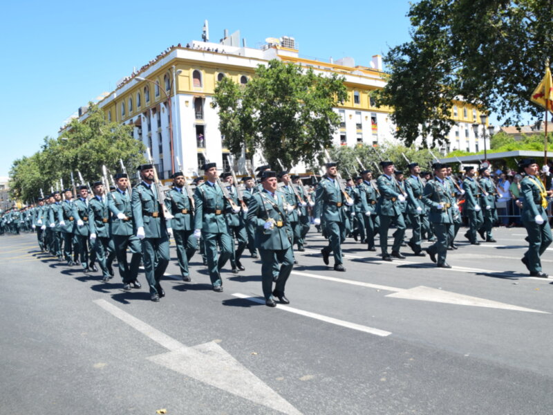 Sevilla colma de aplausos y vítores a las fuerzas Armadas