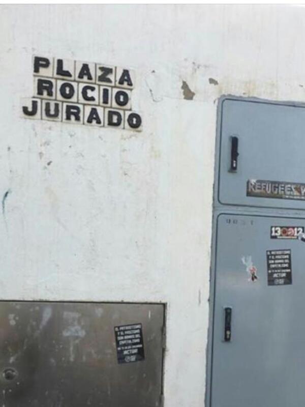 Dos años después de denunciarlo RJ La Más Grande, el Ayuntamiento de Cádiz sigue sin adecentar el rótulo de la plaza de Rocío Jurado