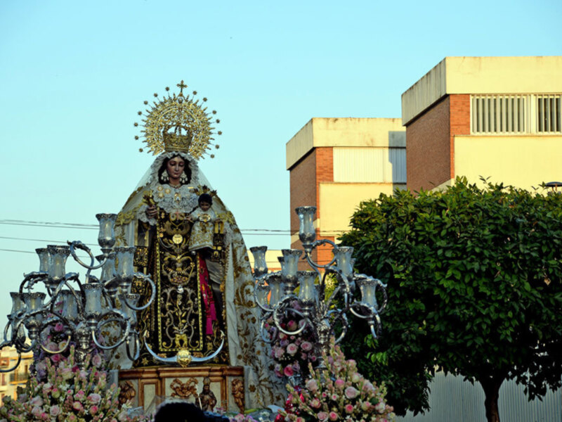 La Virgen del Carmen pasea su hermosura por el barrio de las Huertas.