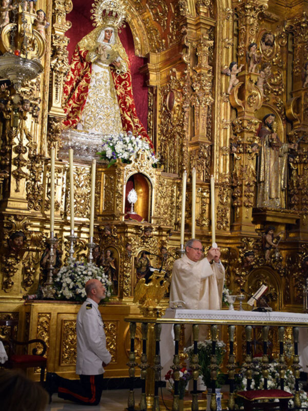 En la Capilla de los marineros se celebró una misa a la Virgen del Carmen, patrona de la Armada y del personal de la Mar.